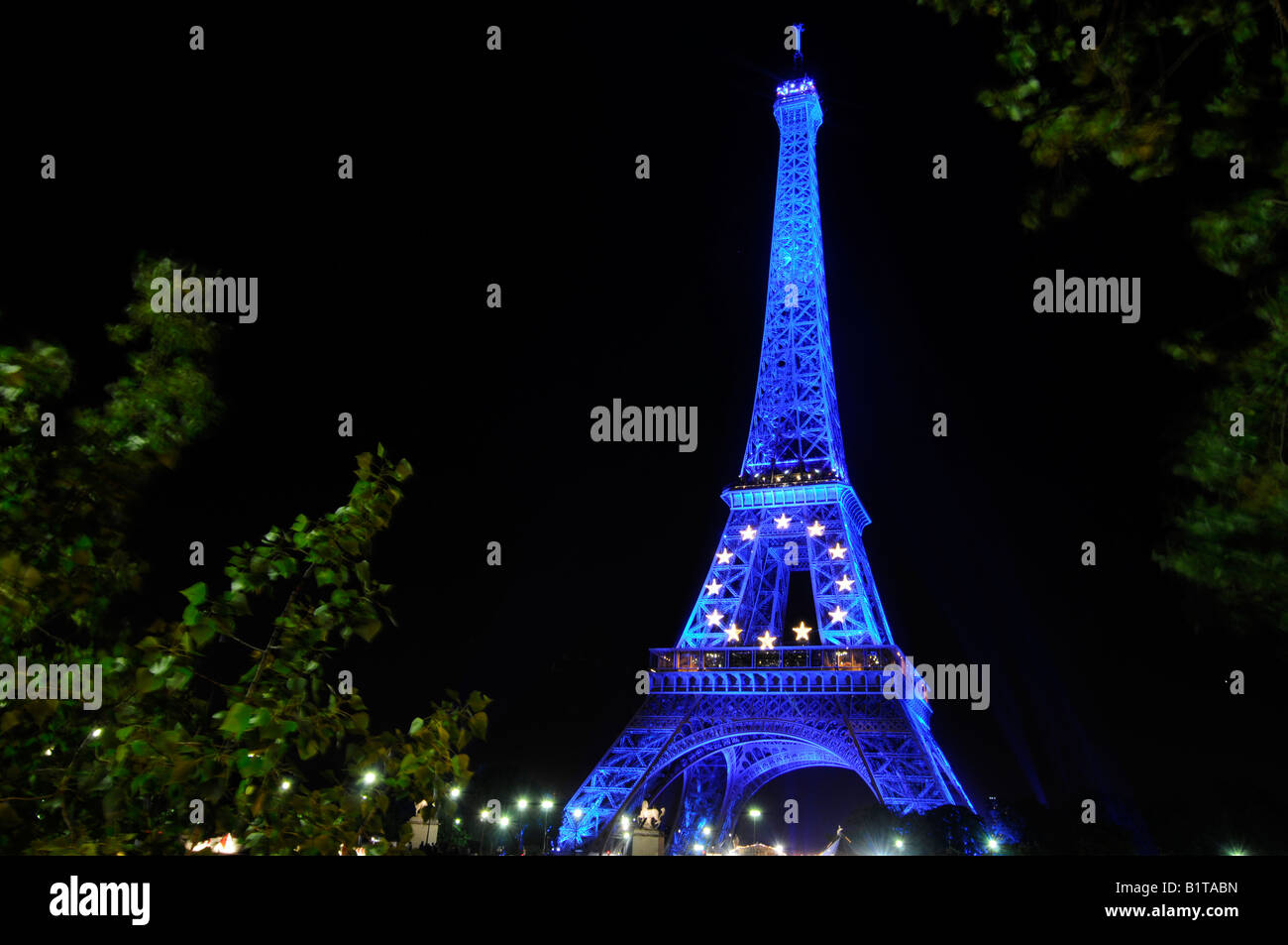 La Tour Eiffel illuminée de la couleurs jaune et bleu de l