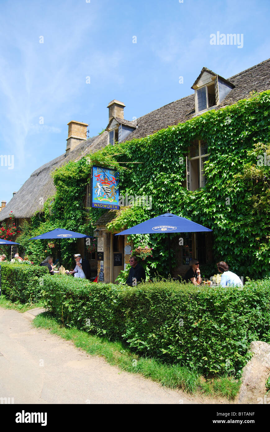 Les îles Falkland Arms, Chadlington, Oxfordshire, Angleterre, Royaume-Uni Banque D'Images