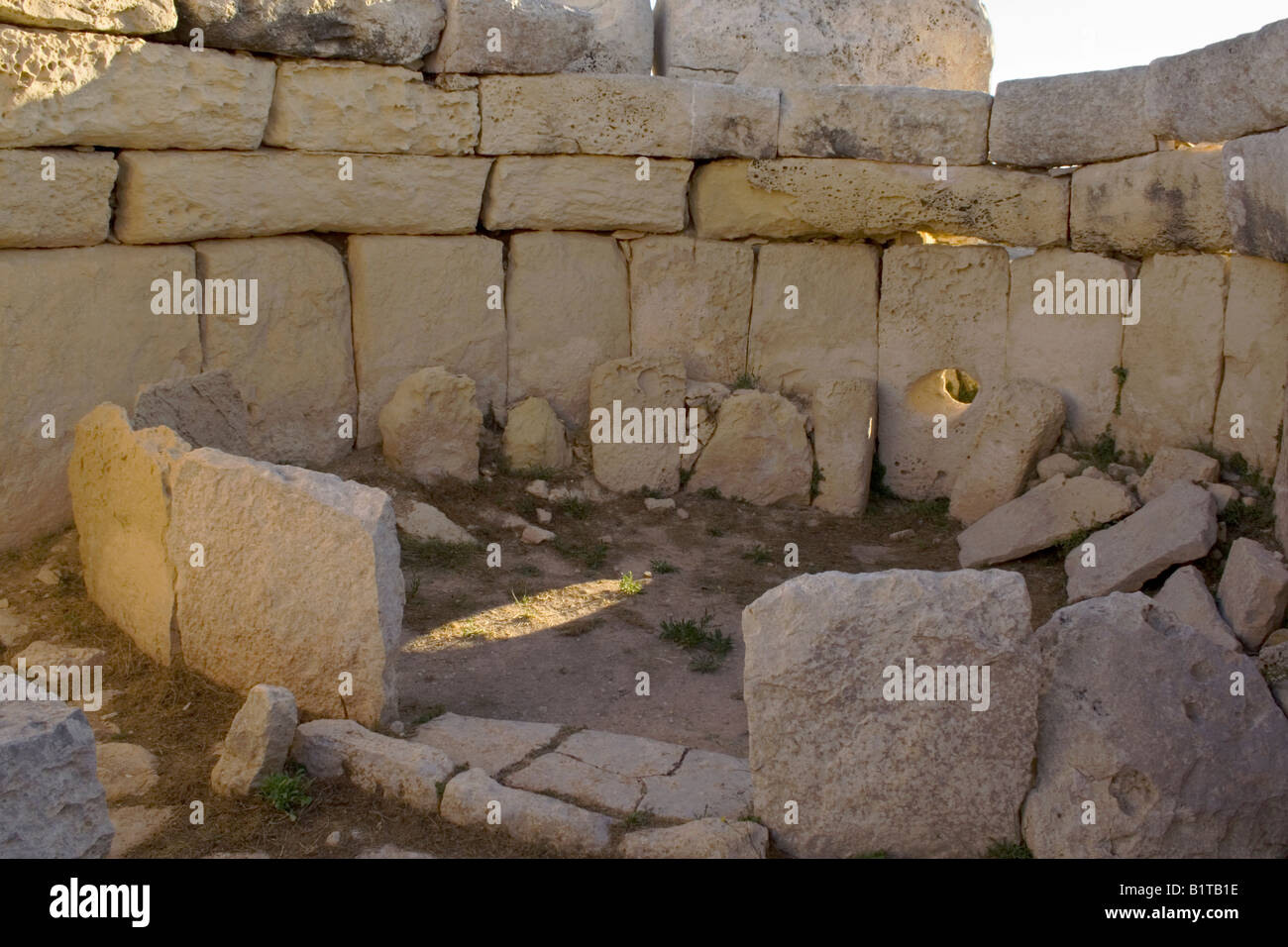 Le soleil brille à travers une ouverture du temple mégalithique de Hagar Qim, Malte, Europe, au solstice d'été. L'histoire ancienne. Banque D'Images