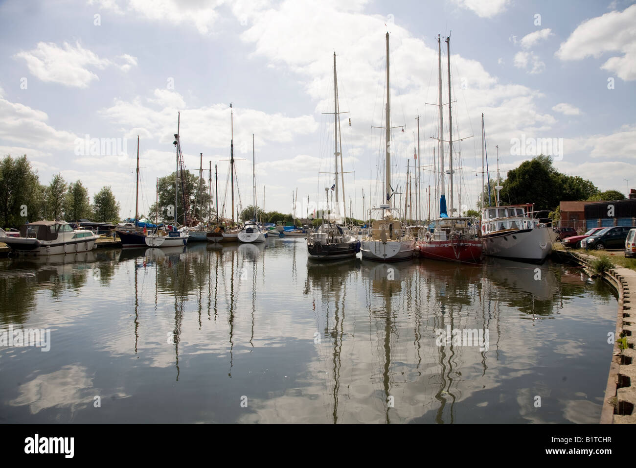 Les bateaux de plaisance amarrés à Heybridge Basin dans les marées de la mer sur la rivière Chelmer Banque D'Images