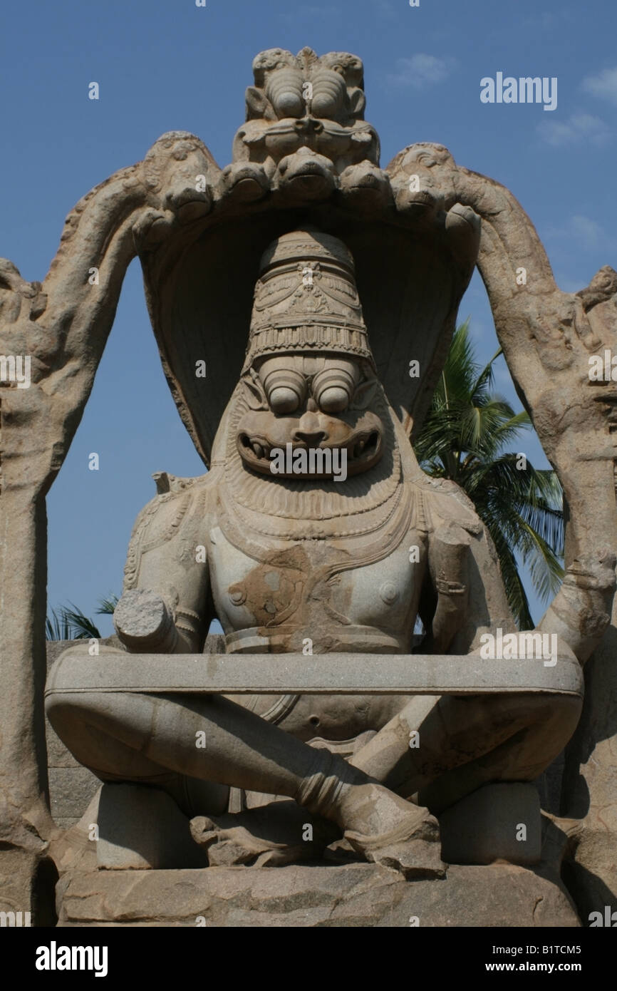 22 pieds ou 6 . 7 mètres de hauteur de Ugra Narasimha , colosse Hampi , Karnataka , Inde Banque D'Images