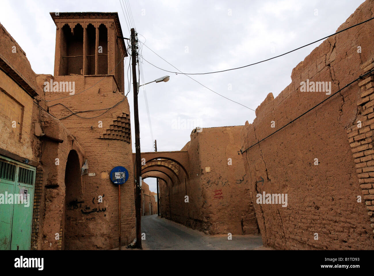 Une vue typique du labyrinthe de ruelles aux murs élevés dans l'ancien secteur de Yazd. Banque D'Images