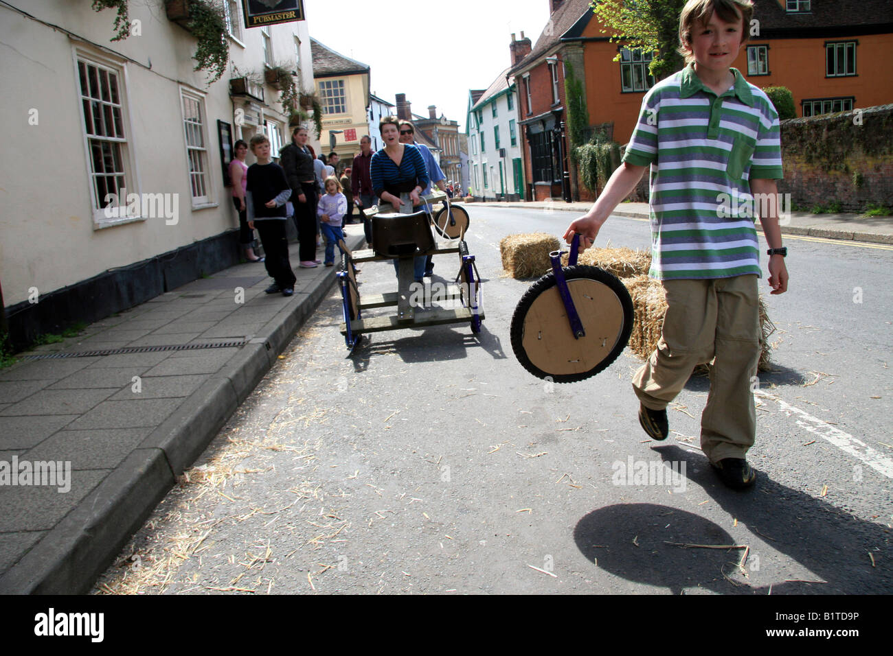 Garçon avec la roue brisée de son garvity soapbox racing Banque D'Images