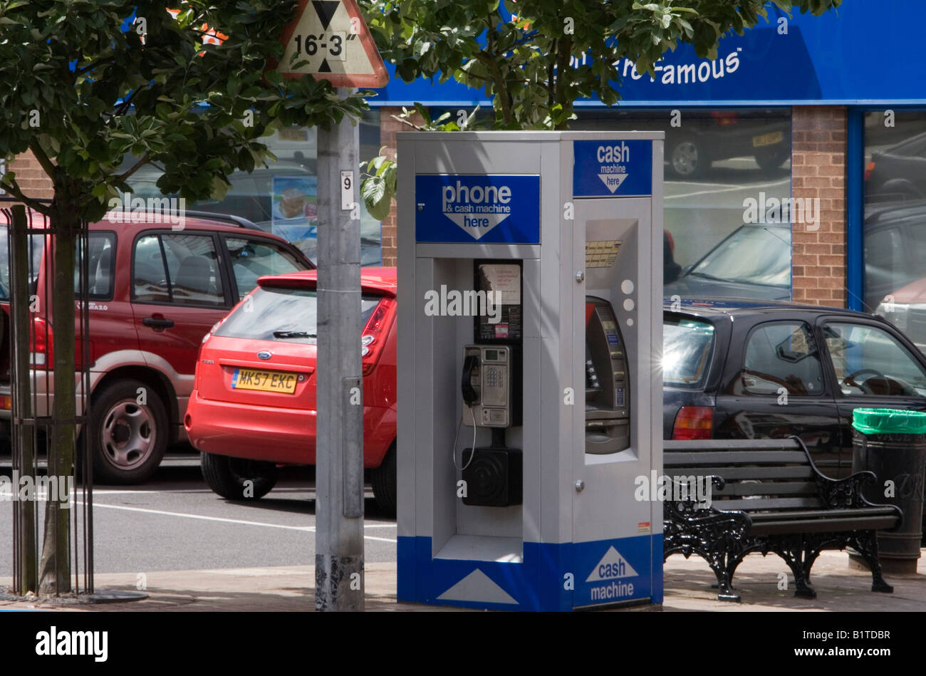 Téléphone et CASH MACHINE, FRODSHAM Banque D'Images