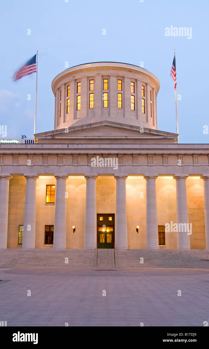 Ohio Statehouse at Dusk Columbus // COLUMBUS, Ohio — L'Ohio Statehouse, également connu sous le nom de Ohio State Capitol Building, est illuminé au crépuscule sur Capitol Square. La structure néo-grecque, construite entre 1839 et 1861, sert de siège à la législature de l'État de l'Ohio. La façade ouest du bâtiment historique présente des colonnes classiques et une tourelle conique distinctive au lieu du dôme traditionnel trouvé sur de nombreux autres capitales d'État. Banque D'Images