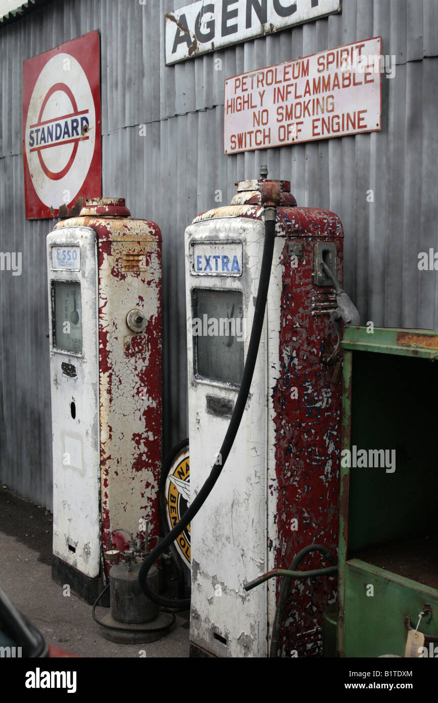 L'abandon de l'essence Esso Extra Old, pompes à essence minérale hautement inflammables non fumeurs de l'interrupteur signe moteur. Banque D'Images