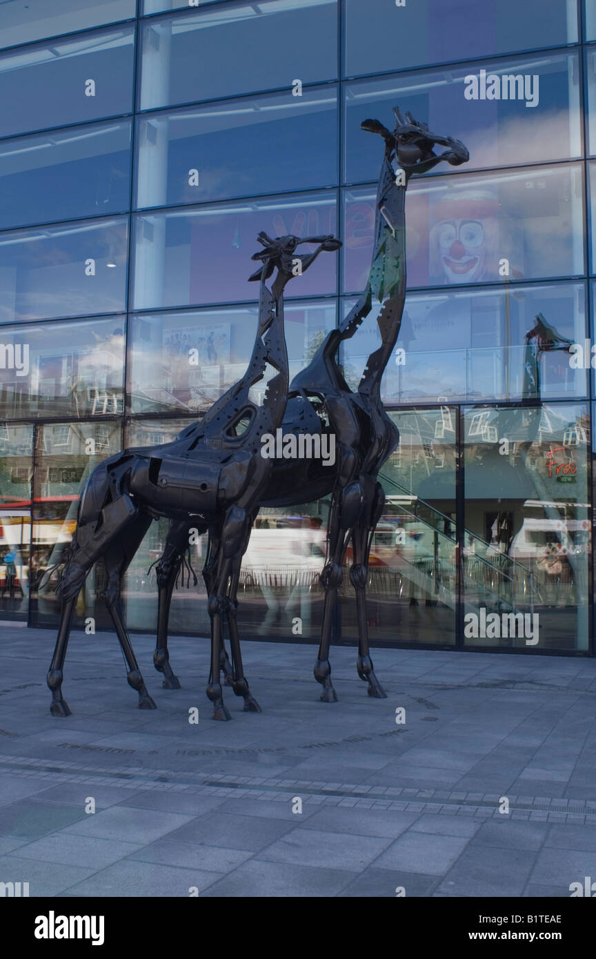 Girafe sculptures faites à partir de pièces de voiture à l'extérieur du cinéma Omni au centre d'Édimbourg, en Écosse. Banque D'Images