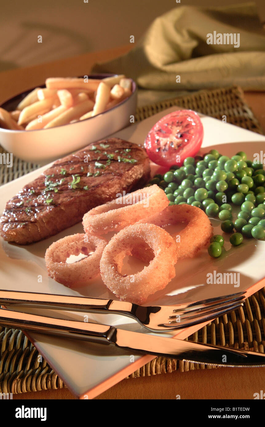 Steak frites et oignons Banque D'Images