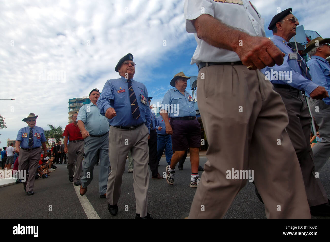 Les anciens combattants de guerre marchant dans l'ANZAC day parade 25 avril 2008 Queensland Cairns pas MR Banque D'Images