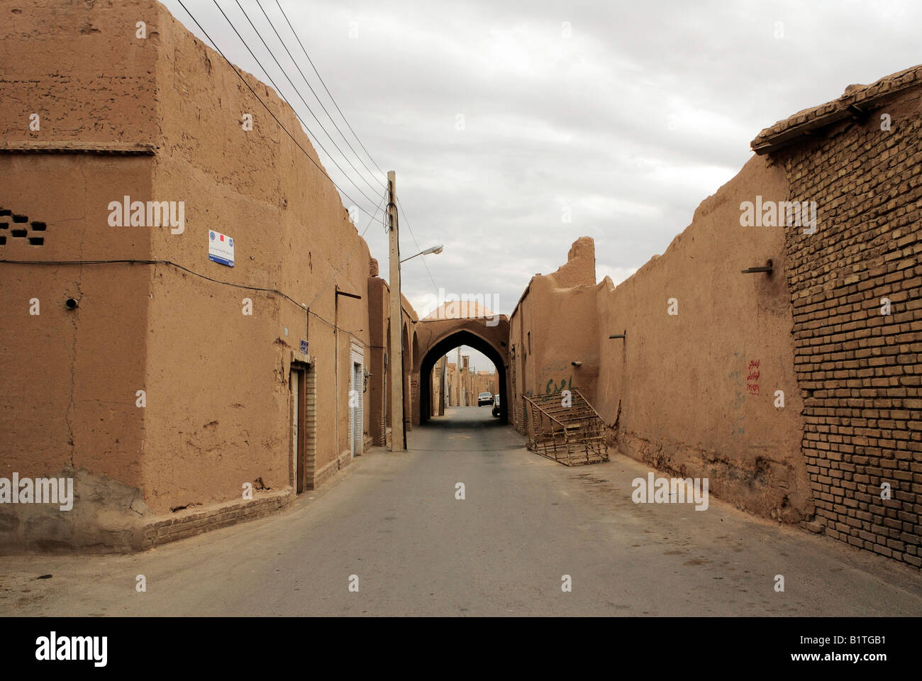 Une longue allée, dans l'ancien secteur de Yazd, fait pour beaucoup de difficulté lorsque vous essayez de négocier avec les véhicules modernes. Banque D'Images