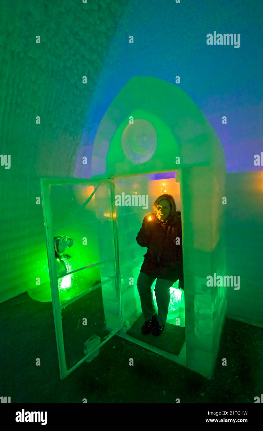 Visiteur essaye outhouse de glace qui est sculpté dans une des quatre chambres se prélasser dans la glace Aurora Museum à Chena Hot Springs Banque D'Images