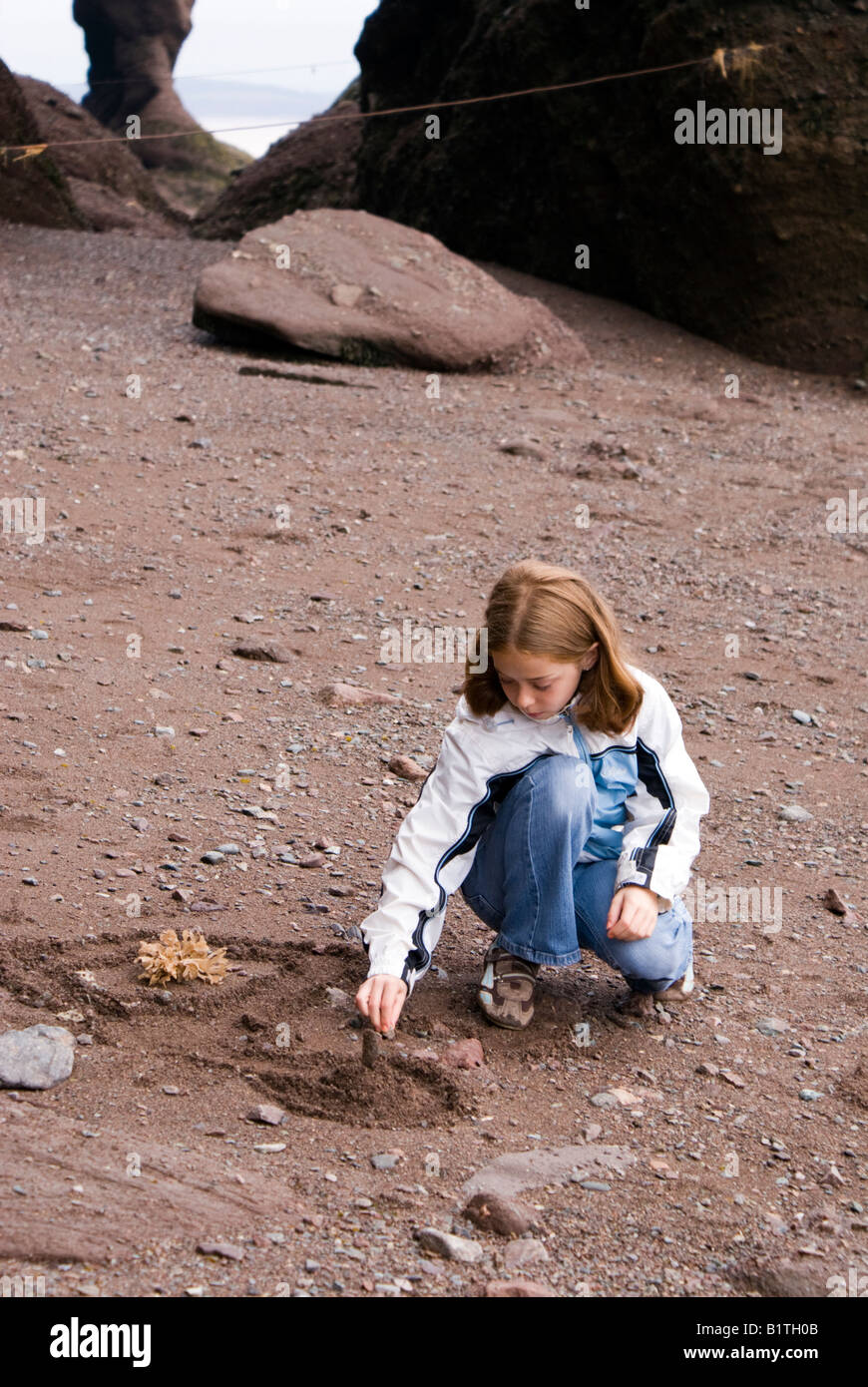 Enfant jouant sur la mer boueuse marbre Rochers de Hopewell Banque D'Images
