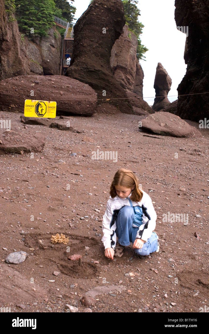 Enfant jouant sur la mer boueuse marbre Rochers de Hopewell Banque D'Images