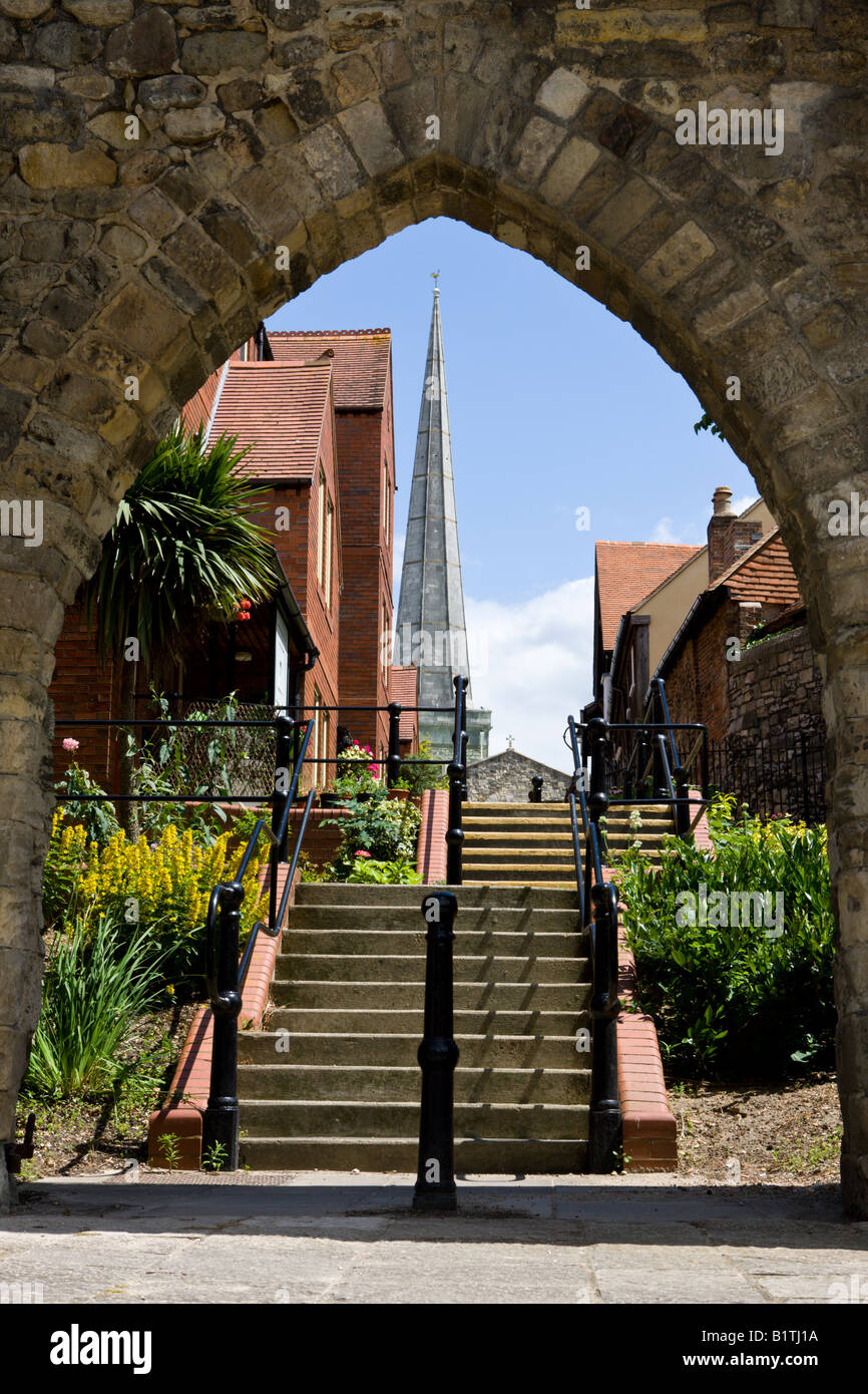 St Michael's Church et de logements modernes vus à travers un mur médiéval arch dans Southamptons Hampshire Angleterre murs Banque D'Images
