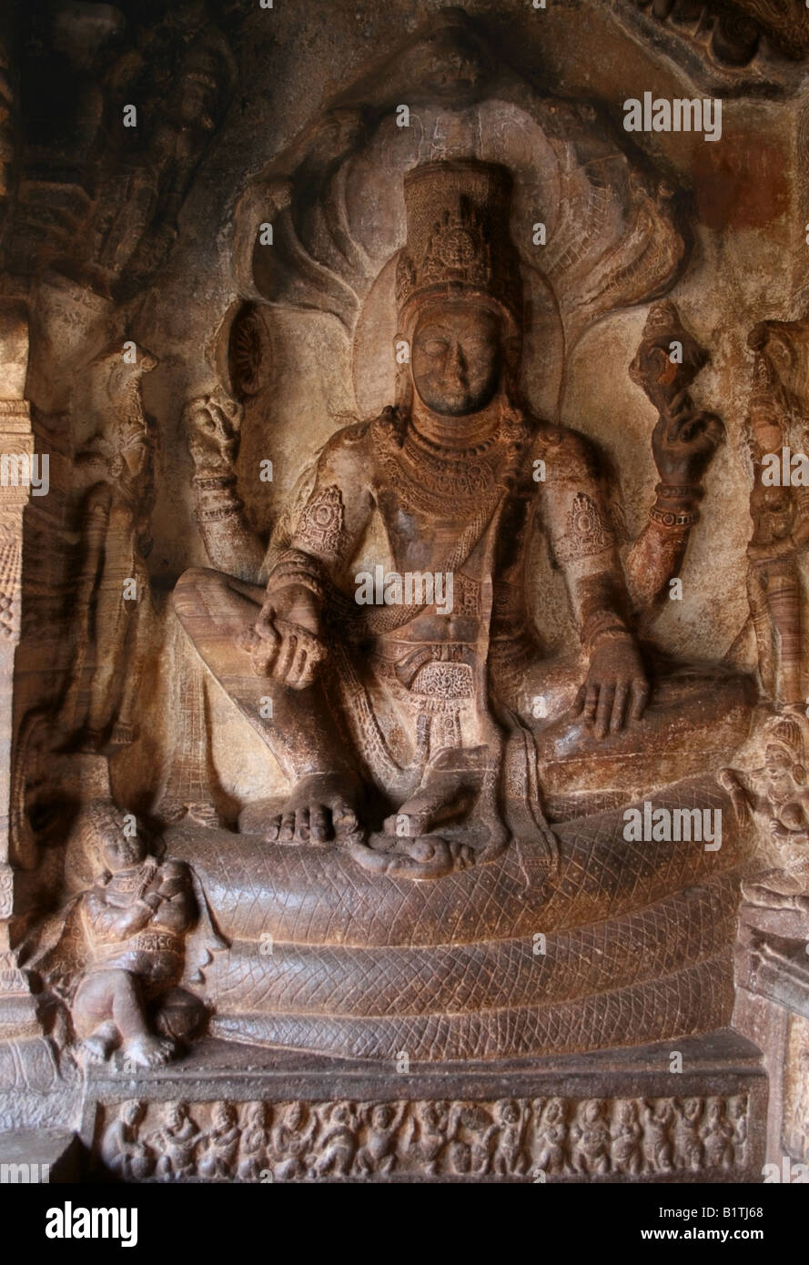 Vishnu assis sur un serpent bobine , 6e siècle Badami les temples de caverne , Karnataka , Inde Banque D'Images