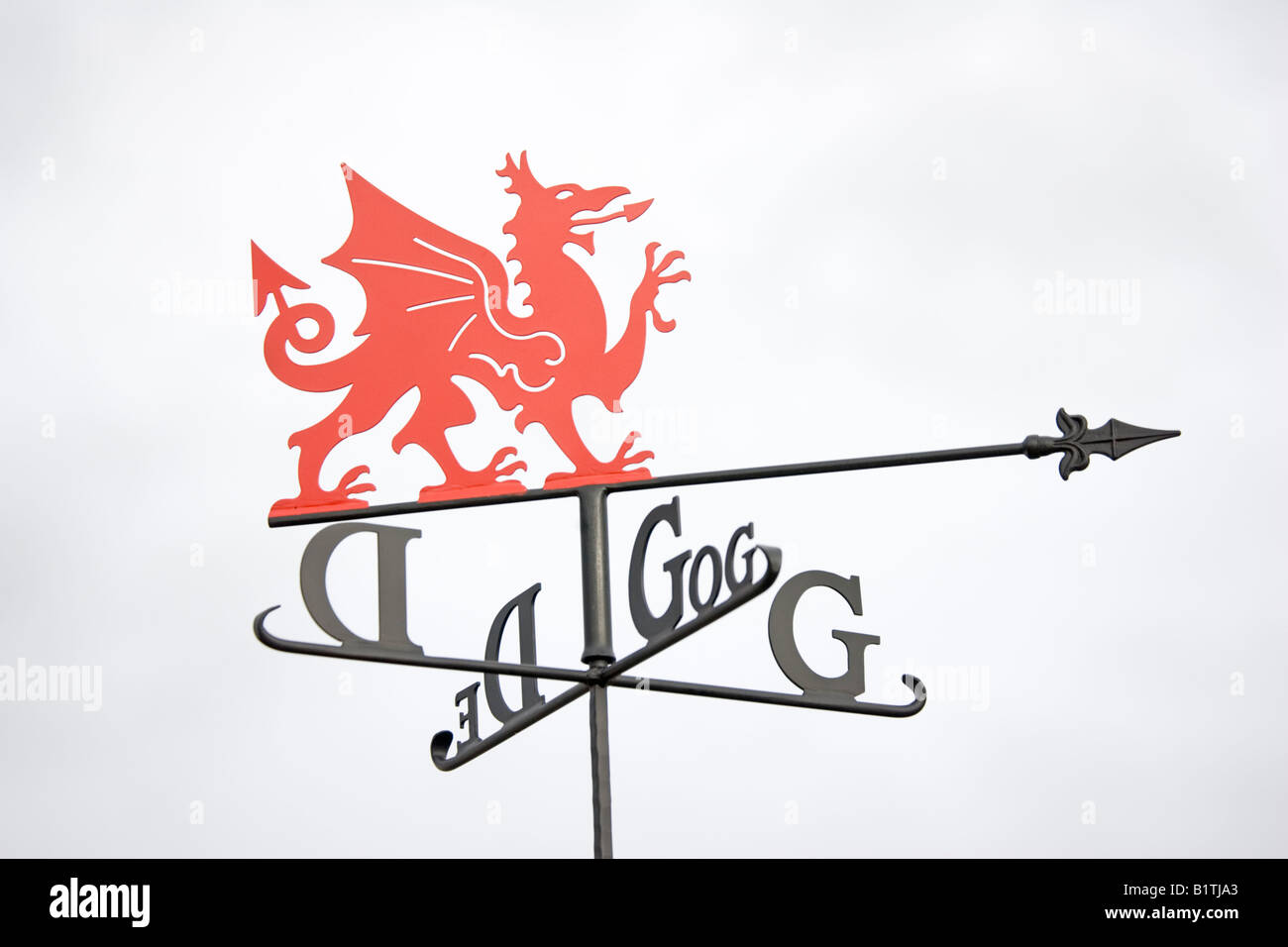 Close up of metal Welsh dragon wing girouette contre plain sky UK Banque D'Images