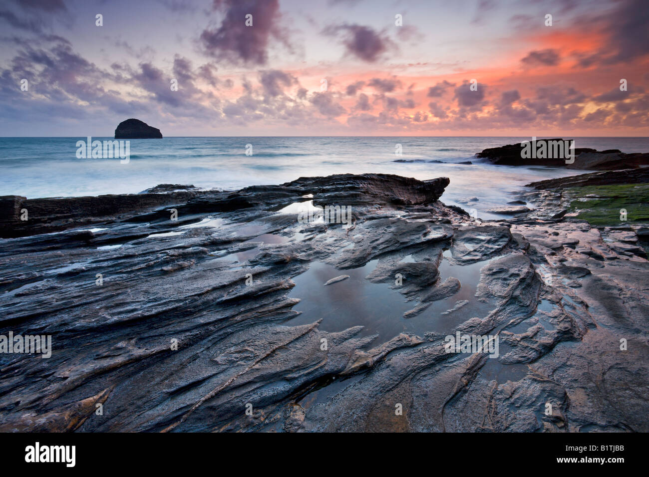Et Gull Rock Trebarwith Strand au coucher du soleil au nord de l'Angleterre Cornwall Banque D'Images