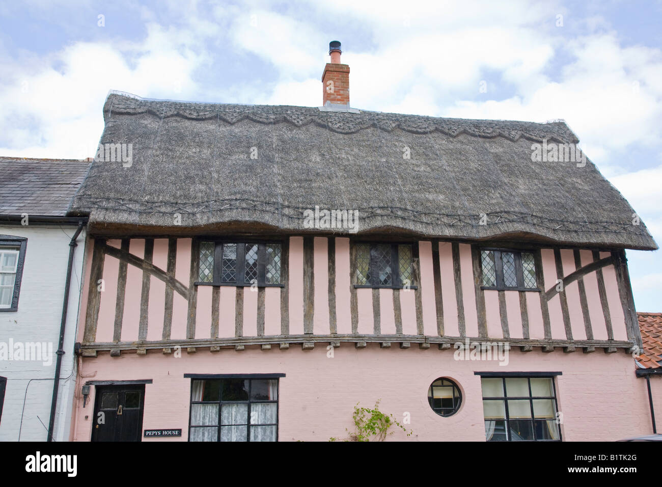 Suffolk house rose traditionnel avec poutres apparentes et un toit de chaume à Woolpit Suffolk Angleterre UK Banque D'Images