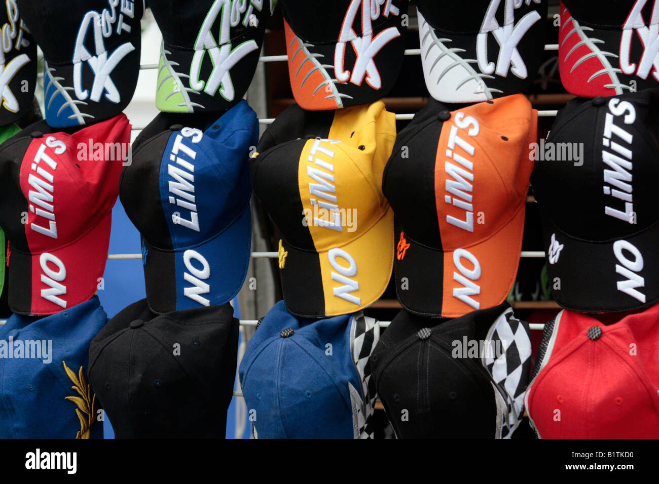 Pas de limites, course hats hanging on stand, en attente d'acheteurs Banque D'Images