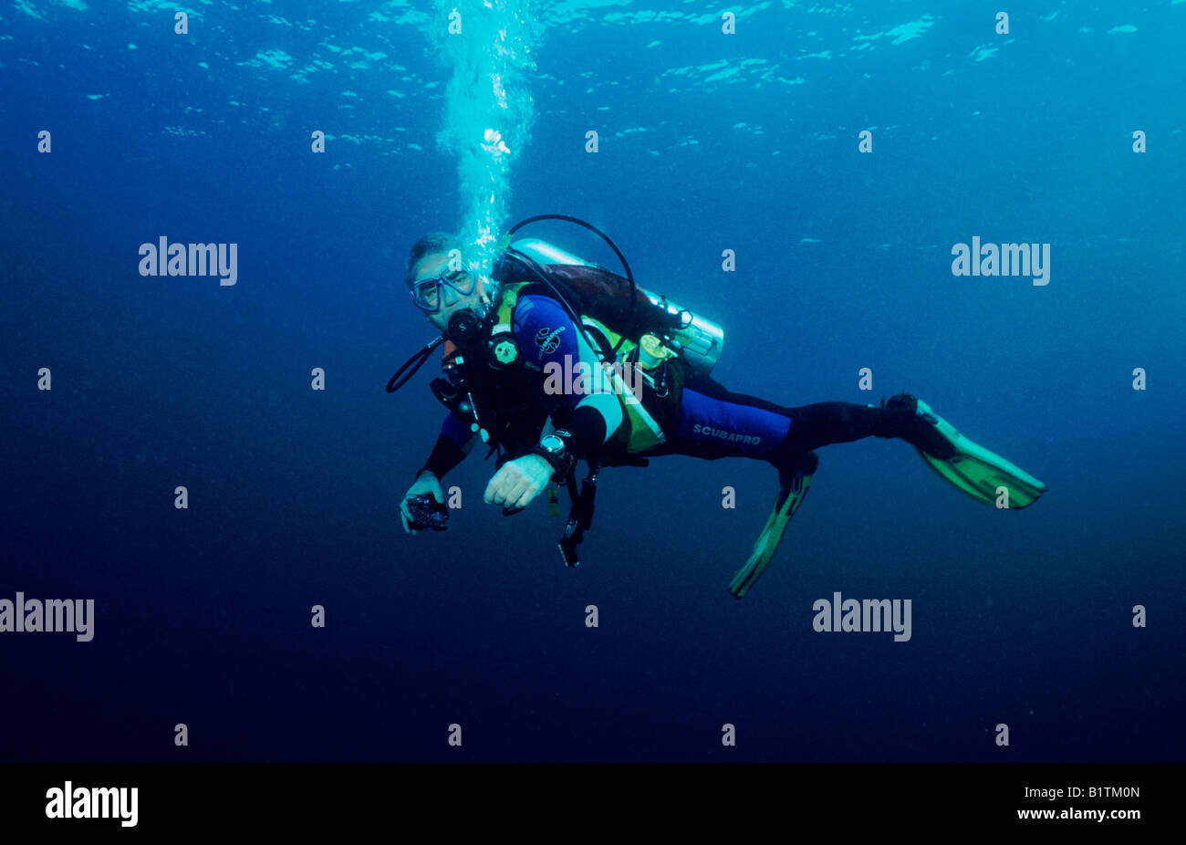 Barry de retour d'une plongée sur les îles Similan. La Thaïlande. Les plongeurs. Banque D'Images