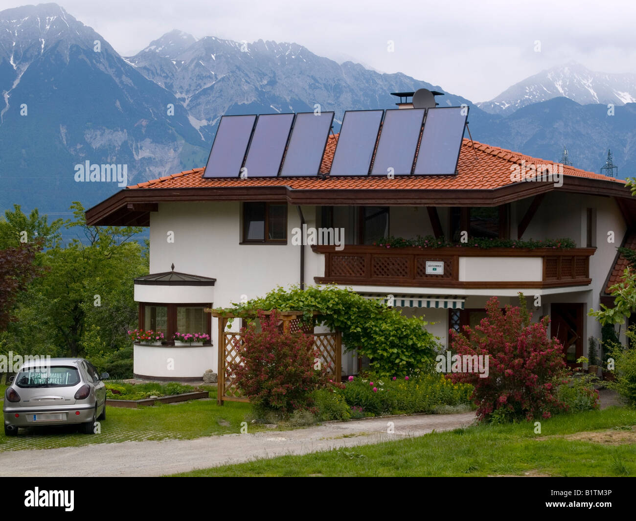 Une chambre équipée d'un ensemble de panneaux solaires pour le chauffage de l'eau dans les réseaux locaux innsbruck Autriche Banque D'Images