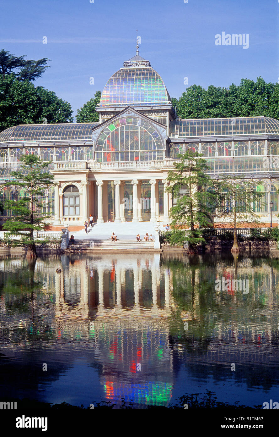 Palacio de Cristal et son reflet sur l'étang. Le parc du Retiro. Madrid. L'Espagne. Banque D'Images