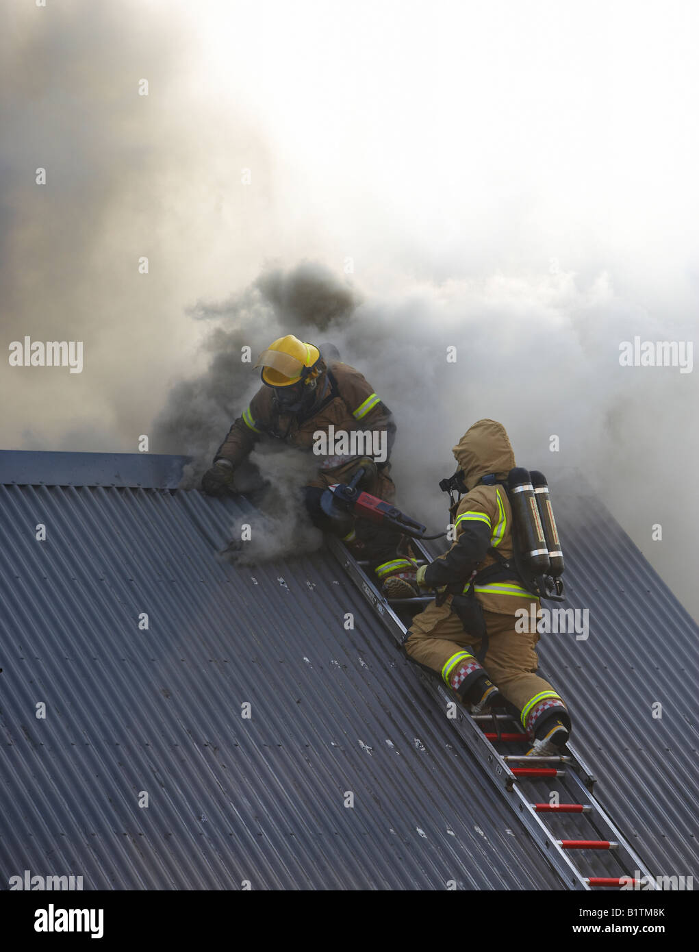 Les pompiers sur le toit, Reykjavik Islande Banque D'Images