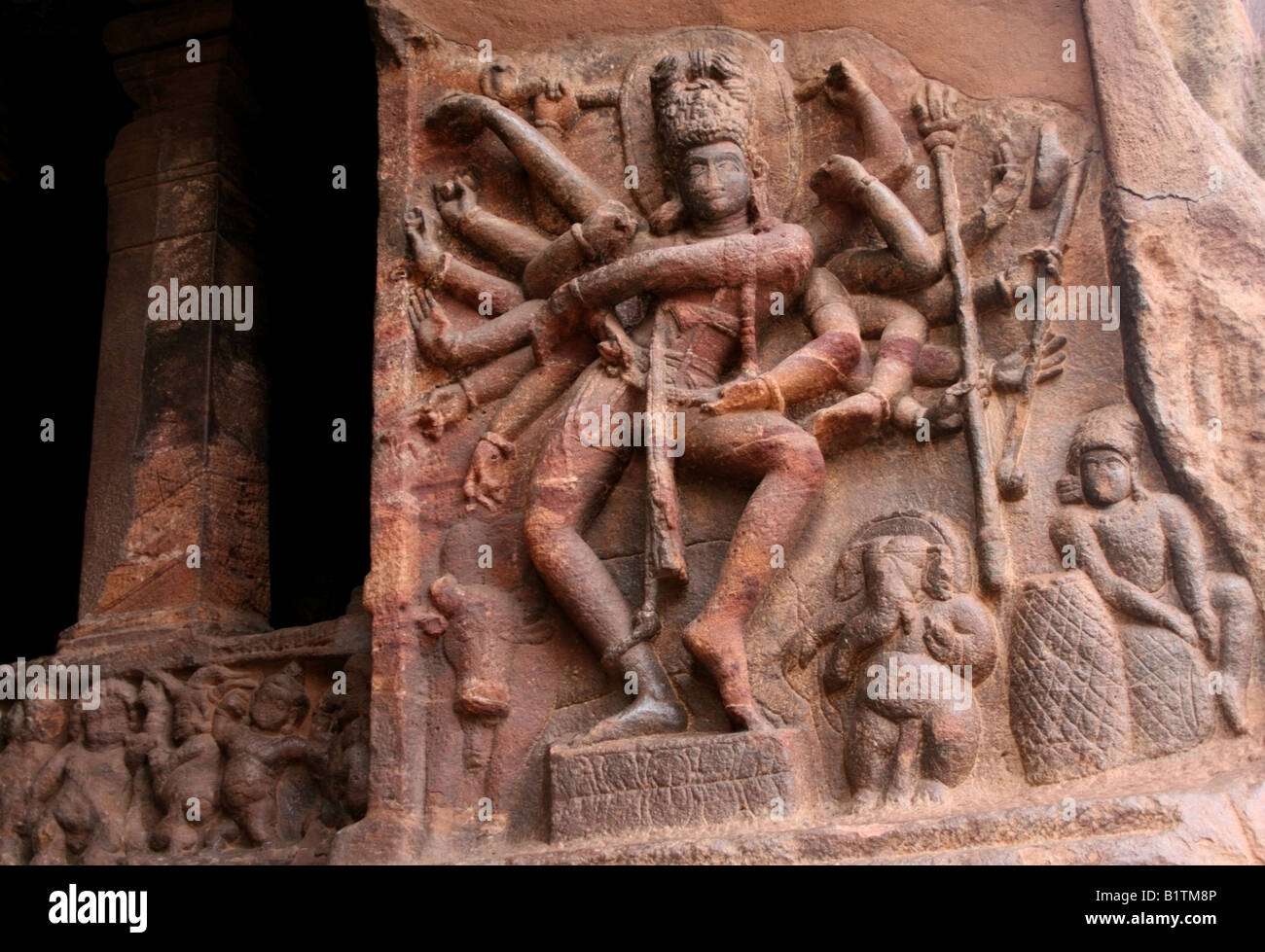 Dans la forme de la danse de Shiva Nataraja ( le Dieu de la danse ) , 6e siècle Badami les temples de caverne , Karnataka , Inde Banque D'Images