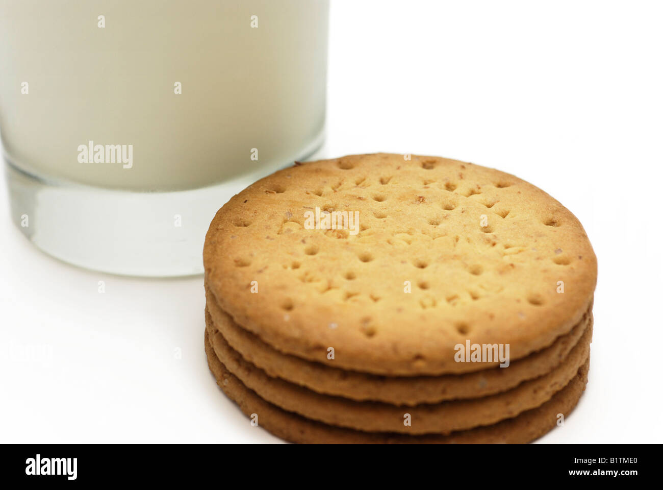 Biscuits digestifs et verre de lait Banque D'Images