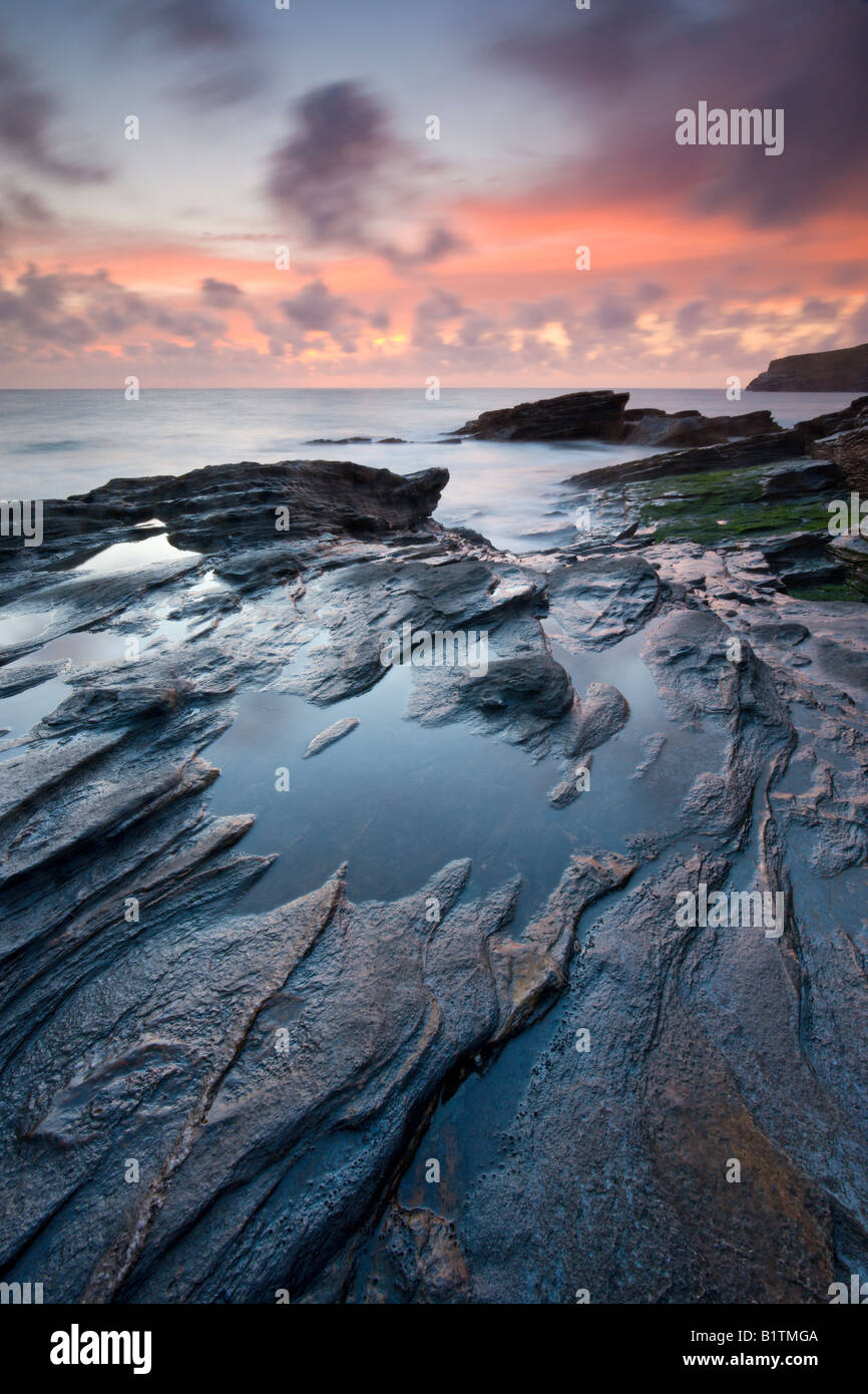 Et Gull Rock Trebarwith Strand au coucher du soleil au nord de l'Angleterre Cornwall Banque D'Images
