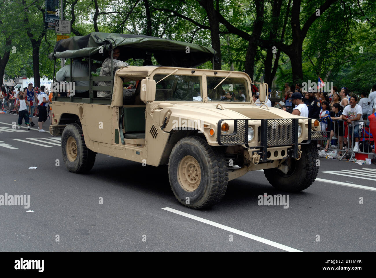 Un original Hummer rolls up Cinquième Avenue à la 13e édition de la portoricaine National Day Parade à New York Banque D'Images