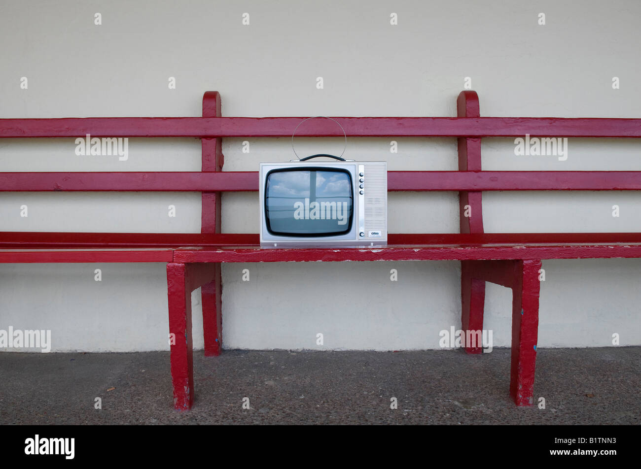 Retro style télévision portative sur banquette rouge Banque D'Images