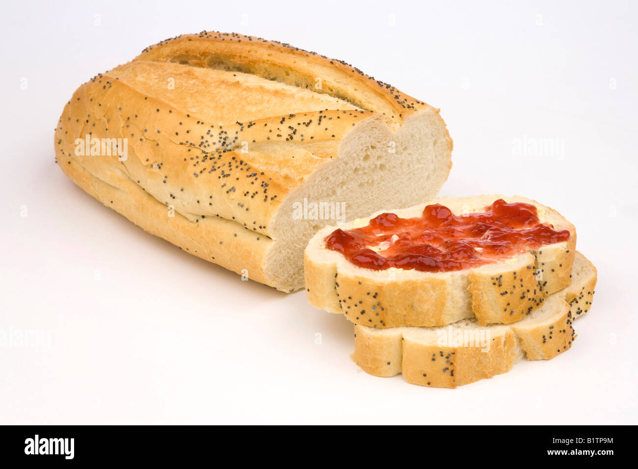 Miche de pain frais avec de la confiture sur les tranches Banque D'Images