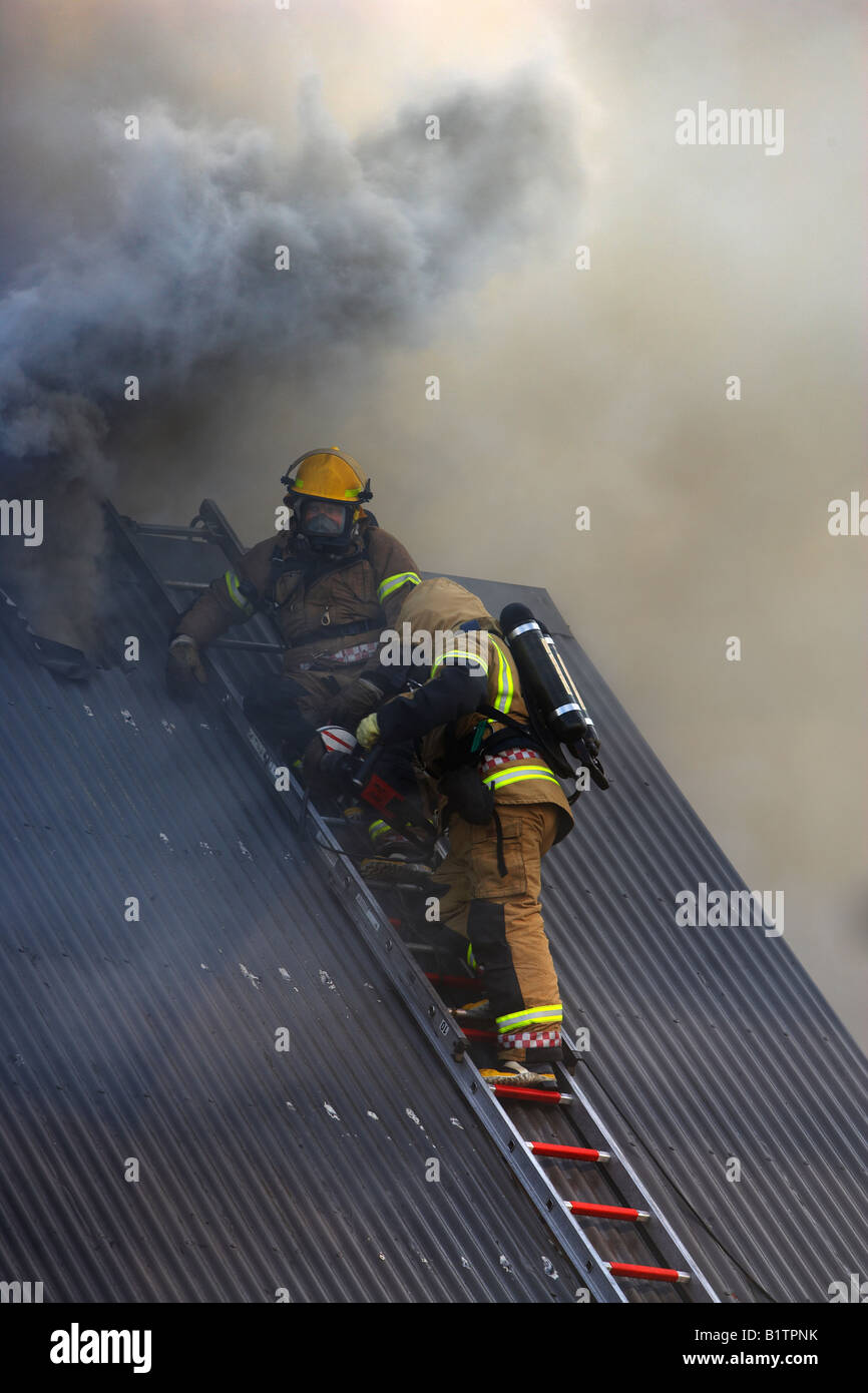 Les pompiers sur le toit, Reykjavik Islande Banque D'Images