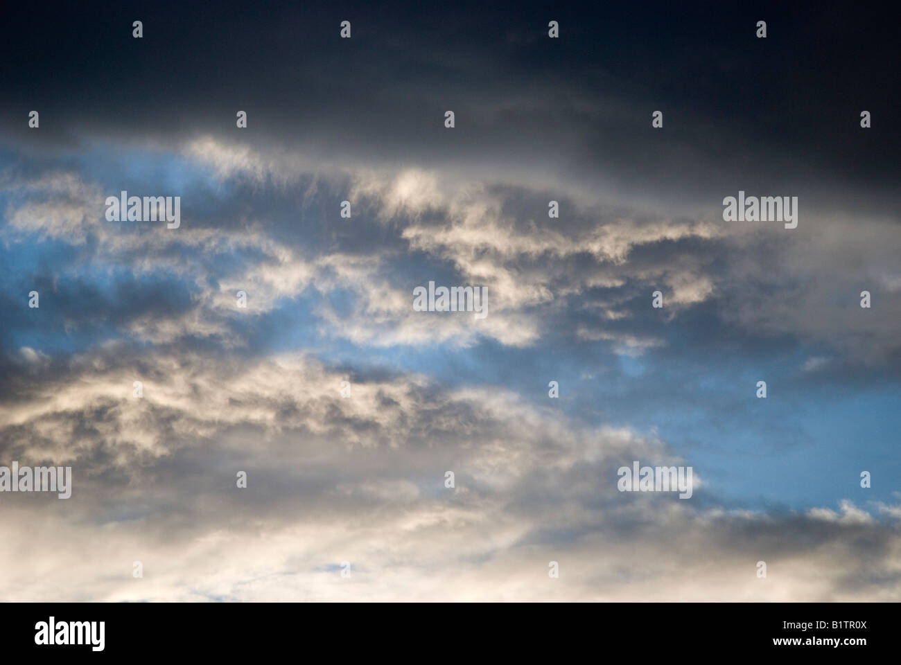 Lumière et de sombres nuages contre un ciel bleu à Boulder au Colorado. Banque D'Images