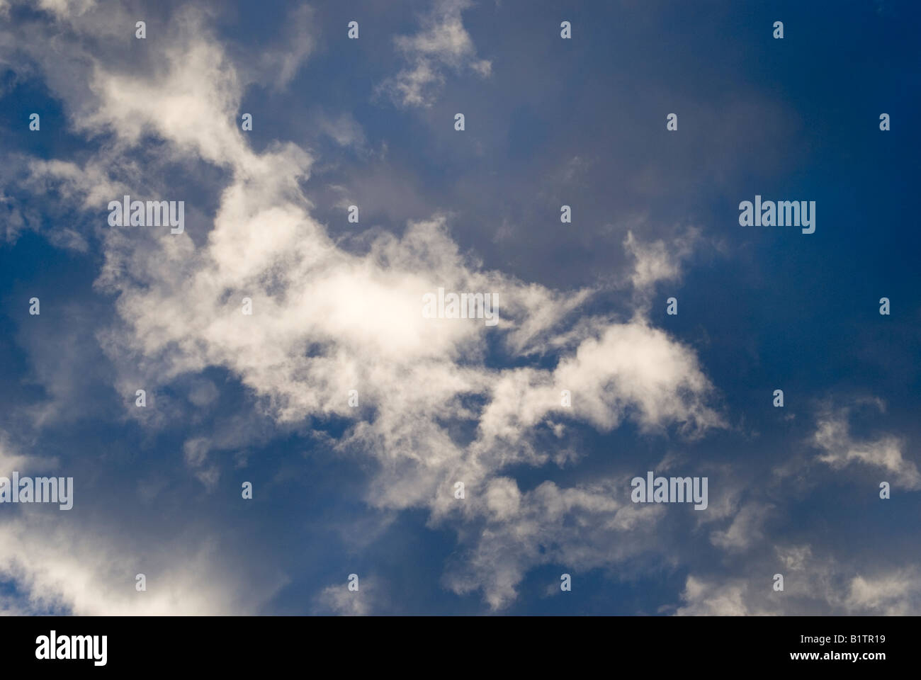 Les nuages blancs rétroéclairés contre un ciel bleu profond à Boulder au Colorado Banque D'Images