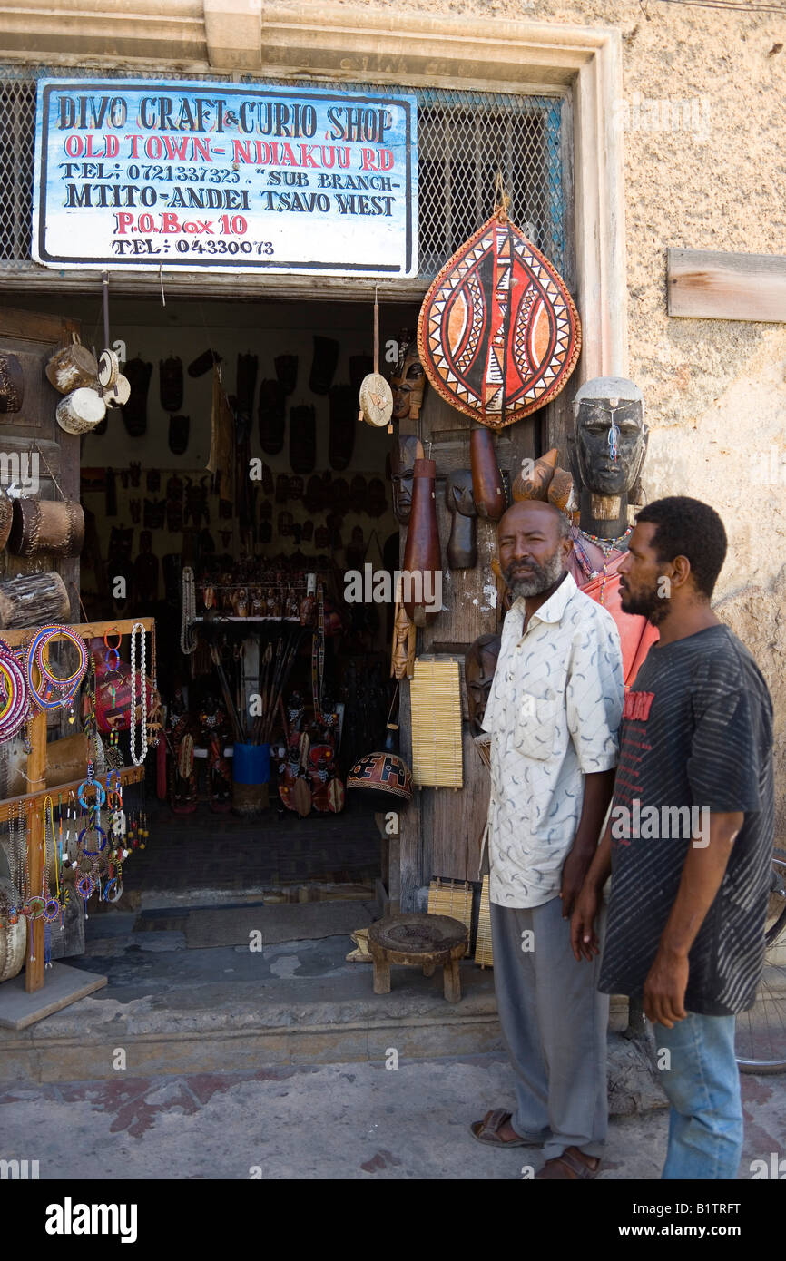 Deux hommes en face d'une boutique artisanale Vieille Ville Mombasa Kenya Banque D'Images