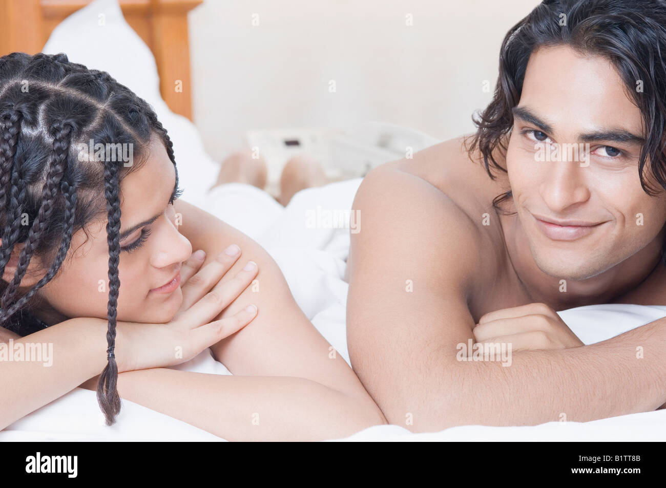 Jeune couple lying on the bed Banque D'Images