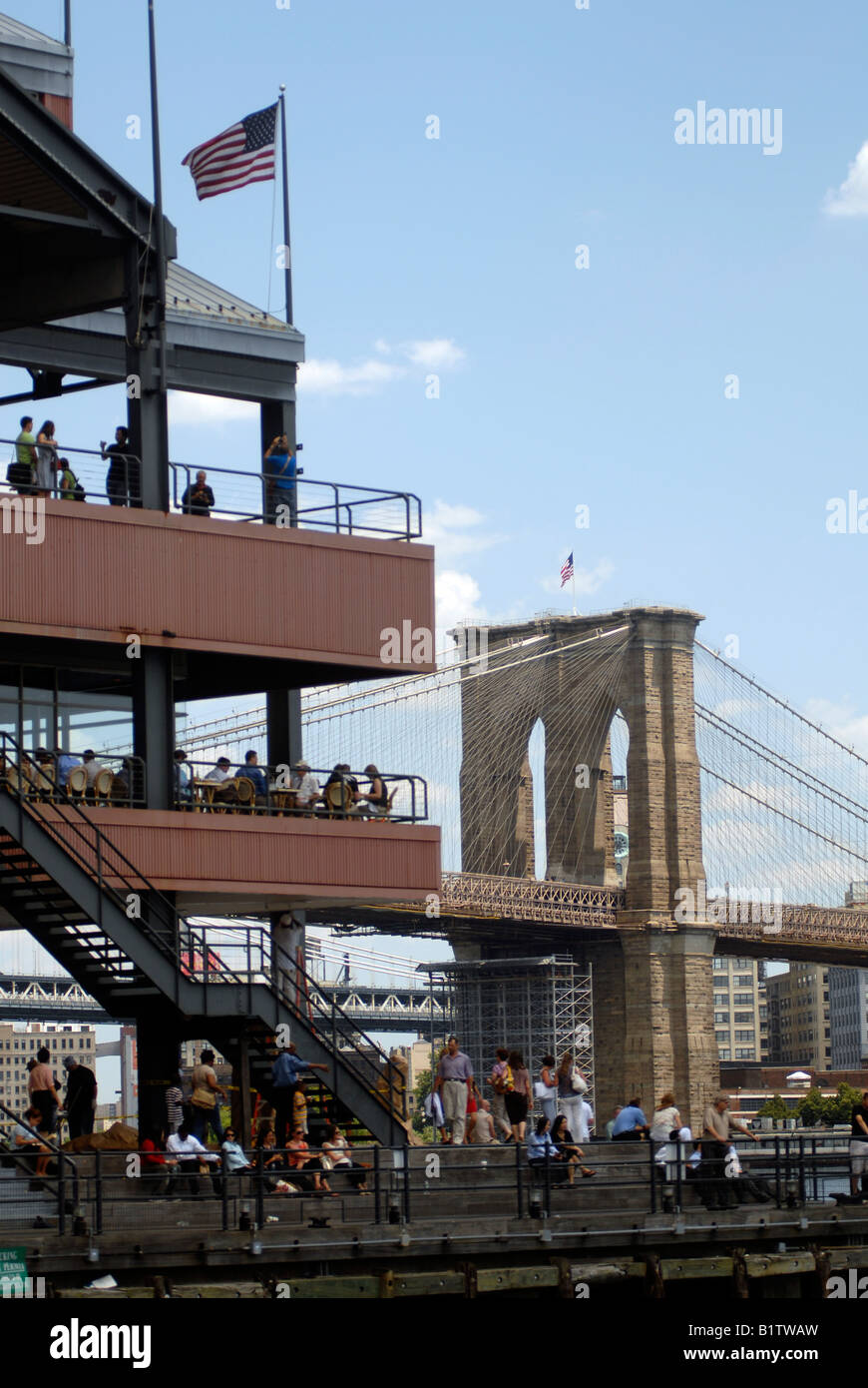 Pier 17 de South Street Seaport de New York et le pont de Brooklyn Banque D'Images