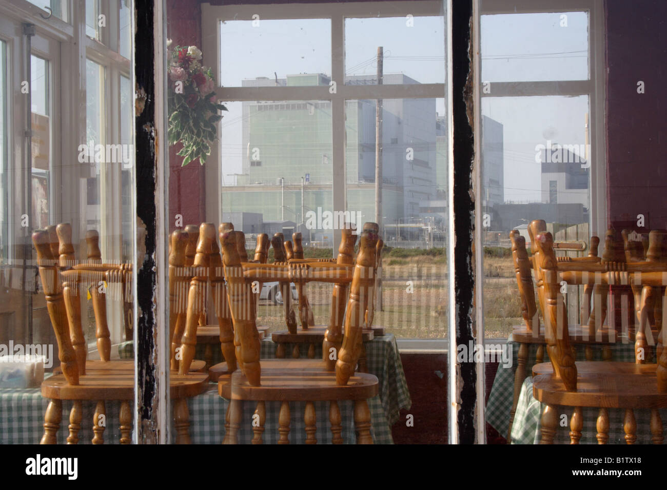 Vue à travers la fenêtre d'un café à Dungeness, dans le Kent Banque D'Images