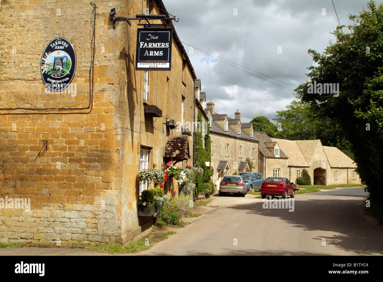 English country pub dans le village de Cotswolds Gloucestershire Angleterre Guiting Power Banque D'Images