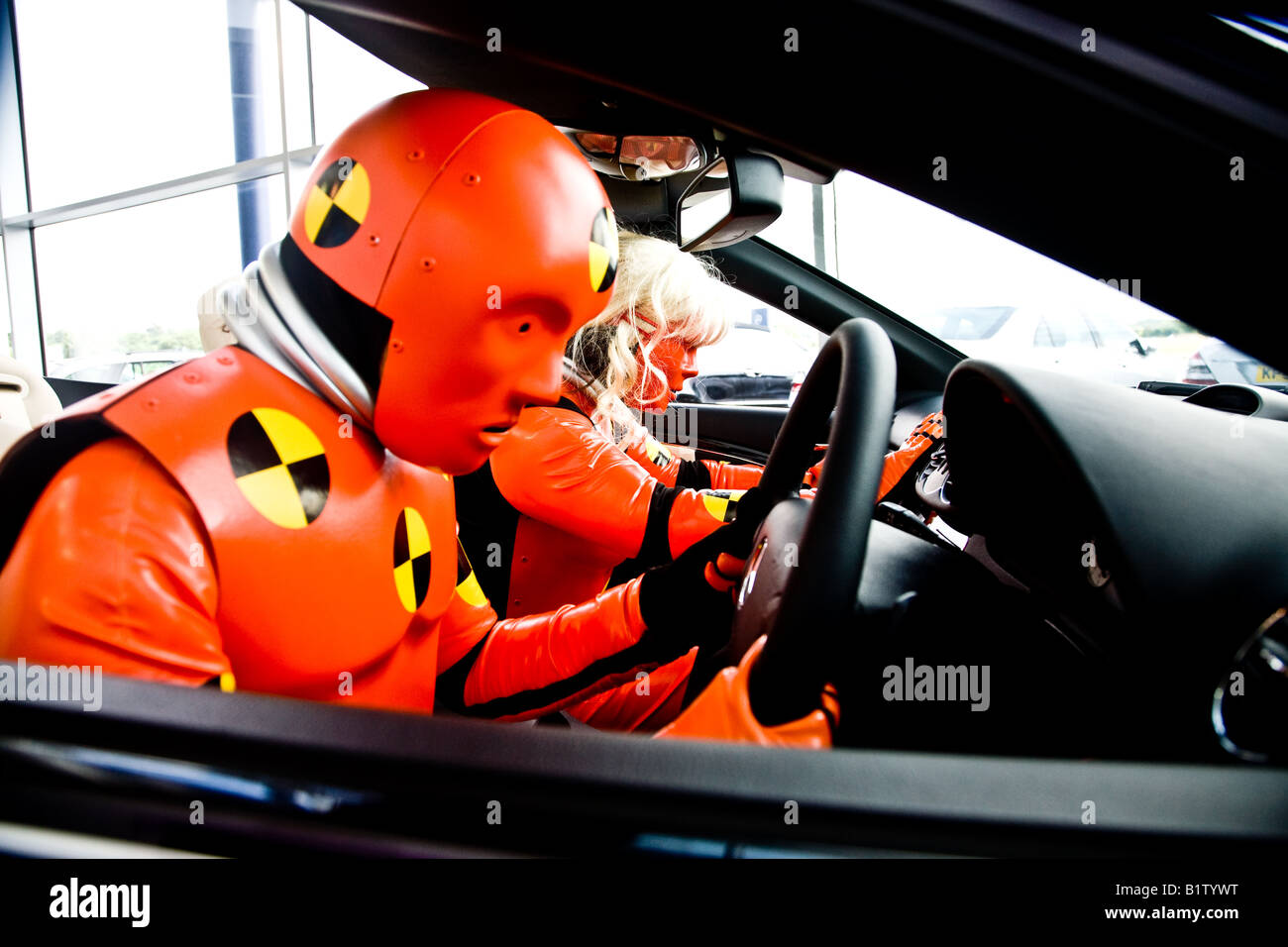 Modèles habillés en crash test dummies faisant semblant d'être impliqué dans un Impact dans une Mercedes Benz Banque D'Images