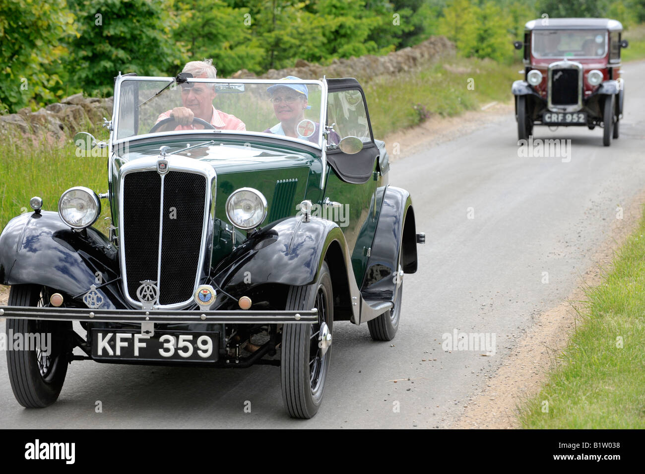 Une Morris 8 ouvre la voie à deux boissons profitez d'une route de campagne. Photo par Jim Holden. Banque D'Images