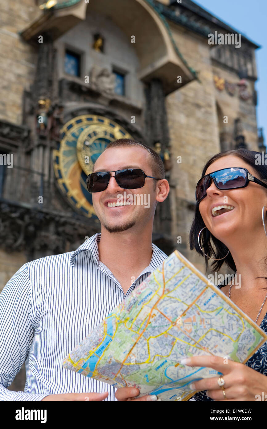 COUPLE DE JEUNES TOURISTES DANS LA PLACE DE LA VIEILLE VILLE Banque D'Images