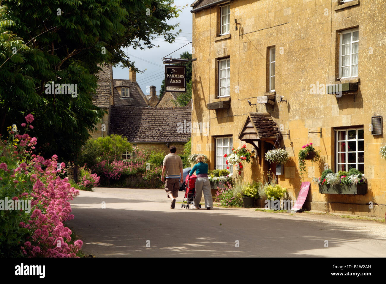 English country pub dans le village de Cotswolds Gloucestershire Angleterre Guiting Power Banque D'Images