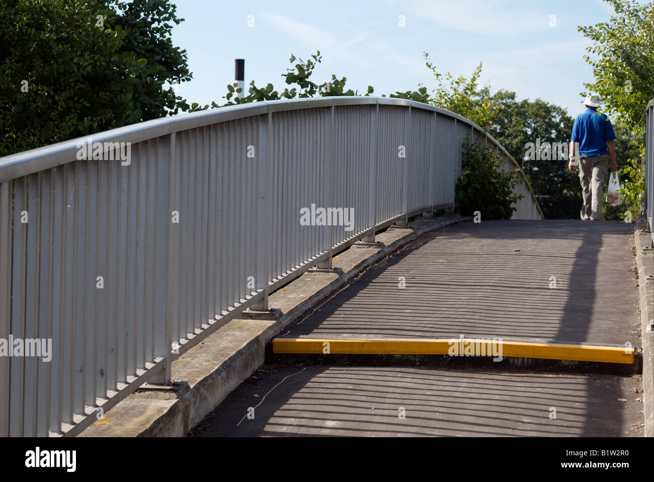 Homme sur un pont Banque D'Images