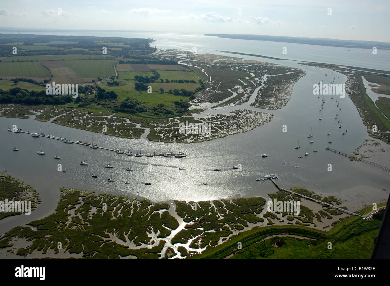 Vue aérienne d'amarrage sur la rivière Beaulieu en regardant vers le Solent. Banque D'Images