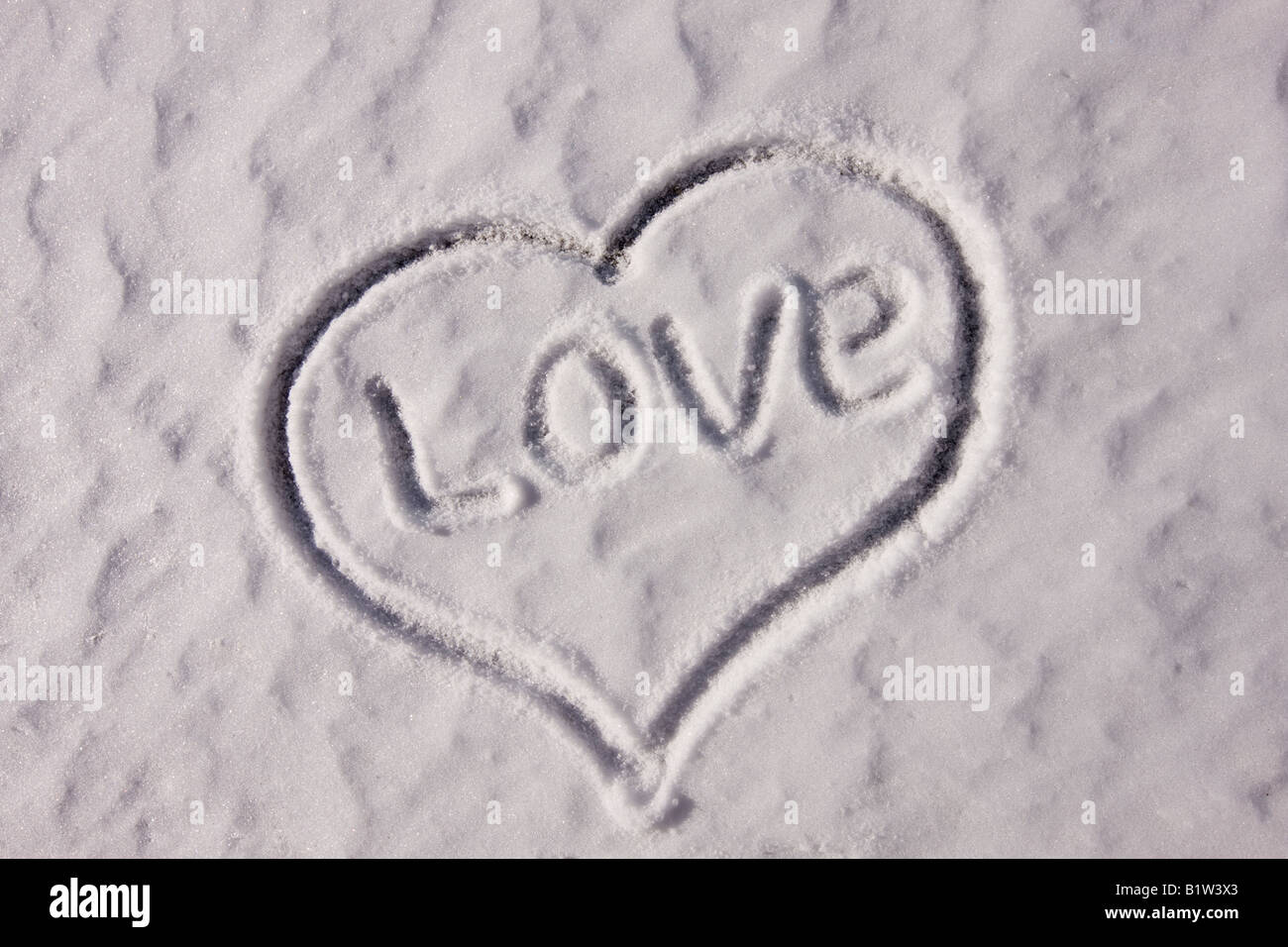 Amour coeur sculpté dans la neige Banque D'Images