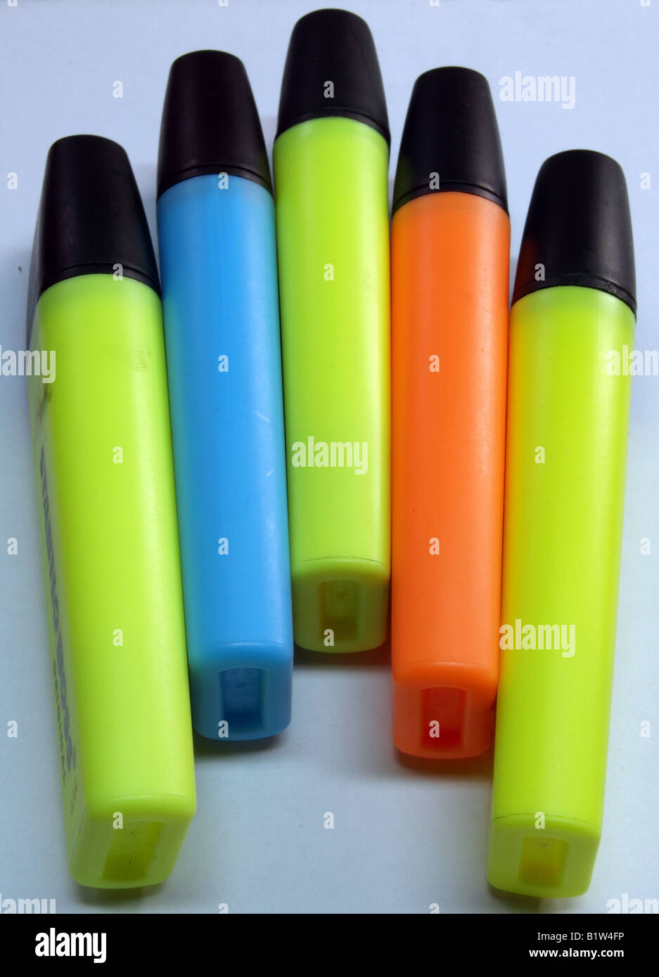 Cinq stylos qui sont habituellement prises pour souligner Banque D'Images
