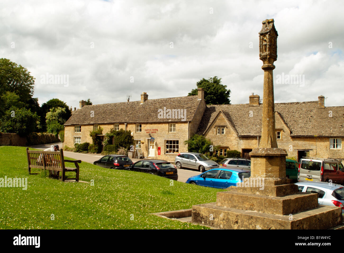Guiting Power village vert avec memorial Cotswolds Gloucestershire Angleterre Banque D'Images